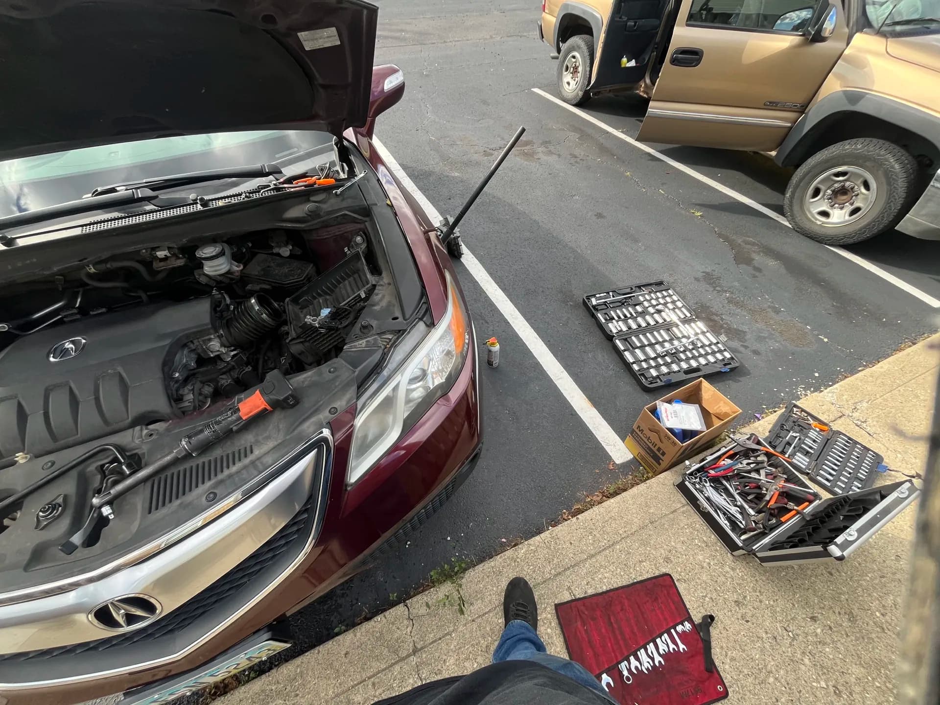 Diagnostic tools arranged beside a vehicle during a mobile engine diagnosis